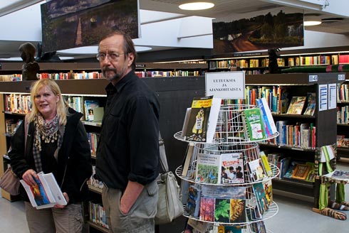 Kuvassa vasemmalla LuontoPortin tuottaja Eija Lehmuskallio ja oikealla valokuvaaja Jouko Lehmuskallio