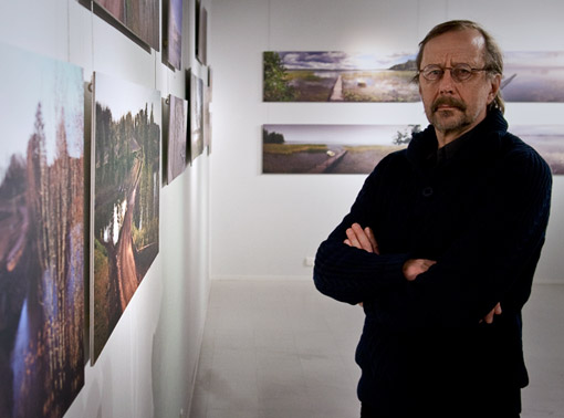 Jouko Lehmuskallio valmiina näyttelyavajaisiin. Kuva: Juha Lakaniemi