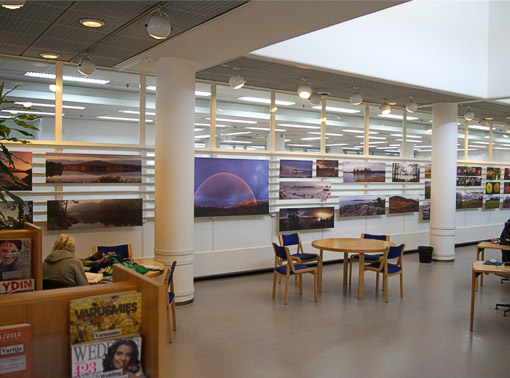Jouko Lehmuskallion kuvia Helsingin pääkirjaston toisessa kerroksessa