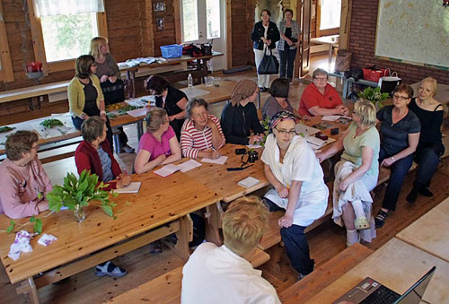 Luonnosta Lautaselle -kurssin osanottajia. Kuva: Jouko Lehmuskallio Luonnosta Lautaselle -kurssin osanottajia. Kuva: Jouko Lehmuskallio