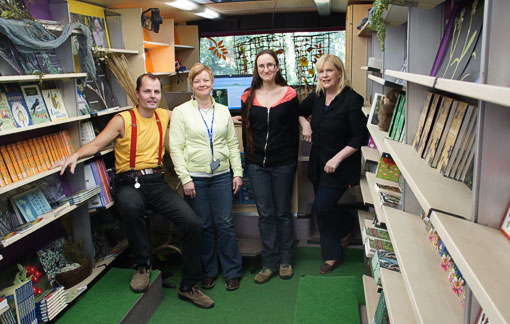 Kirjaston henkilökuntaa: Sami Joukas ja Tiina Koskinen, sekä luontoasiantuntijoina ja tunnistamispalvelun esittelijöinä toimineet LuontoPortin Sini Virtanen ja Eija Lehmuskallio. Kuva luontobussista ja tapahtuman vetäjistä