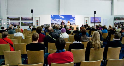 Jouko Lehmuskallion ottamia kuvia Mika Waltari -lavan taustalla, Helsingin kirjamessut 2010 Jouko Lehmuskallion ottamia kuvia Mika Waltari -lavan taustalla